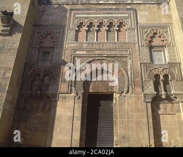 PORTADA DE LA FACHADA ORIENTAL - AMPLIACION DE ALMANZOR - S X. ORT: MEZQUITA-EXTERIOR. CORDOBA. SPANIEN. Stockfoto