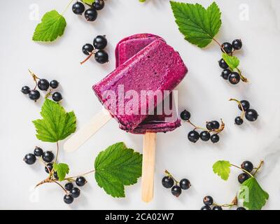Hausgemachtes Eis liegt auf dem Tisch Stockfoto