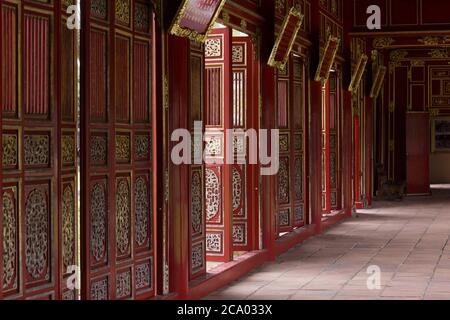 Hue, alte Hauptstadt von Vietnam. Rote Türen Galerie in Verbotene lila Stadt. Stockfoto