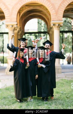 Gruppe von Studenten mit Diplom nach dem Abschluss Stockfoto