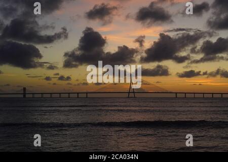 Bandra Worli Sea Link auch bekannt als Rajiv Gandhi Sea Link Mumbai Skyline 2020 Stockfoto