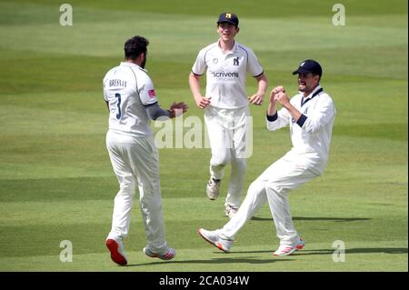 Rob Yates von Warwickshire (Mitte) feiert das Wicket von Rob Keogh von Northamptonshire (nicht abgebildet) mit seinen Teamkollegen Tim Bresnan (links) und will Rhodes am dritten Tag des Bob Willis Trophy-Spiels in Edgbaston, Birmingham. Stockfoto