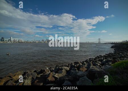 Bandra Worli Sea Link auch bekannt als Rajiv Gandhi Sea Link Mumbai Skyline 2020 Stockfoto