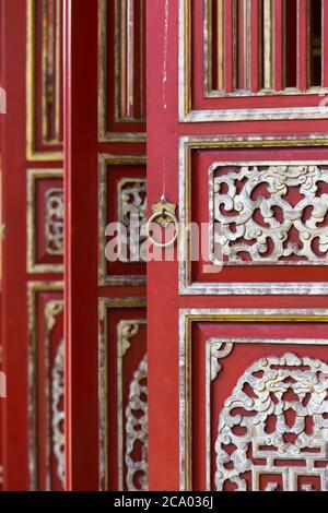 Hue, alte Hauptstadt von Vietnam. Rote Türen Galerie in Verbotene lila Stadt. Stockfoto