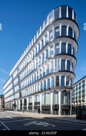 Schräge Ansicht vom östlichen Ende mit Blick auf die Höhe der Queen Victoria Street. 30 Cannon Street, City of London, Großbritannien. Architekt: Whinney, Sohn Stockfoto