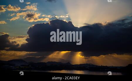 Rio de Janeiro, Brasilien 03. Mai 2020. Sonnenuntergang über dem Hafen von Rio de Janeiro´s in der Guanabara Bucht. Stockfoto