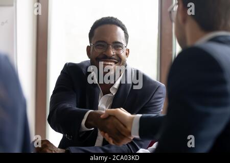 Multirassische Geschäftsleute drücken Respekt Hände schütteln Verhandlungen beginnen Stockfoto