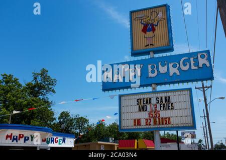 Clinton, Oklahoma, USA - 8. Juli 2014: Das Schild für das Happy Burger Restaurant, in der Stadt Sapulpa, entlang der Route 66 im Bundesstaat Oklahoma, Stockfoto