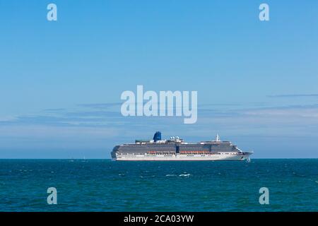 P&O Cruises Kreuzfahrtschiff Arcadia vor Anker in Poole Bay, Bournemouth, Dorset UK im August während Coronavirus Covid 19 Pandemie Lockdown Stockfoto