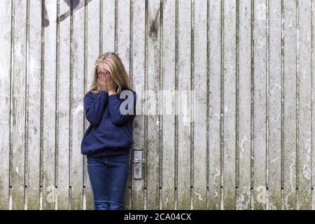 Mädchen (10) ist unglücklich, traurig, Kiel, Schleswig-Holstein, Deutschland Stockfoto