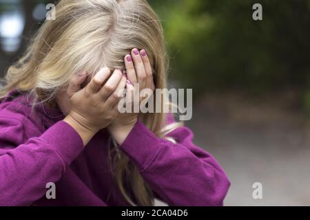 Mädchen (10) ist unglücklich, traurig, Kiel, Schleswig-Holstein, Deutschland Stockfoto