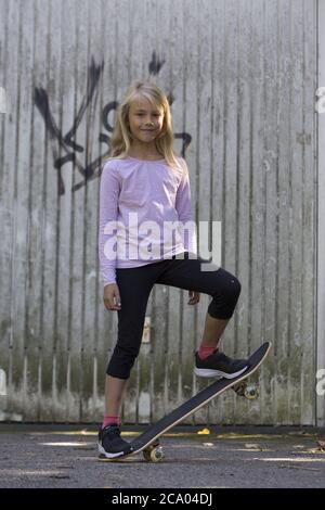 Mädchen (10) ist glücklich, Kiel, Schleswig-Holstein, Deutschland Stockfoto