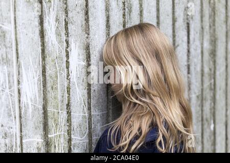 Mädchen (10) schaut weg, traurig, Kiel, Schleswig-Holstein, Deutschland Stockfoto