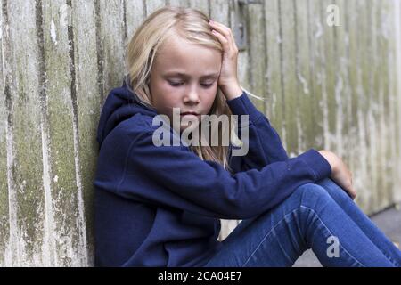 Mädchen (10) ist unglücklich, traurig, Kiel, Schleswig-Holstein, Deutschland Stockfoto