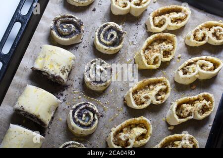 Locken gefüllt mit Mohn und Walnüssen. Mit Eigelb verschmiert. Auf ein Backblech legen. Stockfoto