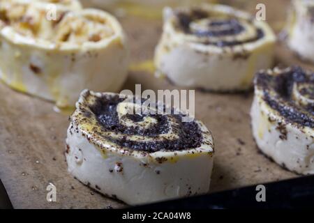 Locken gefüllt mit Mohn und Walnüssen. Mit Eigelb verschmiert. Auf ein Backblech legen. Stockfoto