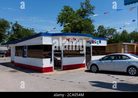 Sapulpa, Oklahoma, USA - 8. Juli 2014: Das Happy Burger Restaurant, in der Stadt Sapulpa, entlang der Route 66 im Bundesstaat Oklahoma, USA. Stockfoto