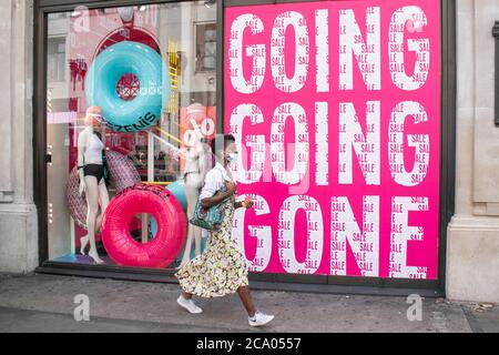 OXFORD STREET LONDON, GROSSBRITANNIEN - 3. AUGUST 2020. Eine Frau, die in der Oxford Street Gesichtsbezüge trägt, wie berichtet wird, ist die Anzahl der Kunden gesunken, seit es seit dem 24. Juli in England obligatorisch wurde, Gesichtsbezüge in Geschäften zu tragen, um die Ausbreitung des Covid-19-Coronavirus zu stoppen. Kredit: amer ghazzal/Alamy Live Nachrichten Stockfoto