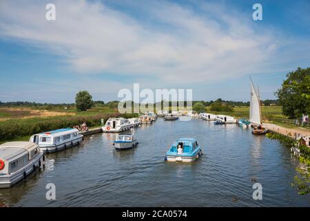 Norfolk Broads, Blick im Sommer auf Boote segeln auf der Wasserstraße in der Nähe Ludham Bridge im Herzen der Norfolk Broads, East Anglia, England, Großbritannien. Stockfoto