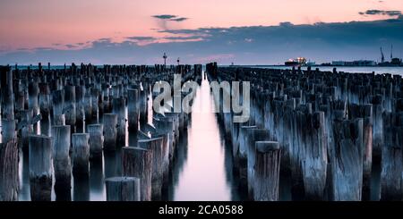 Am Ende des Princess Piers in Meblurne australia stehen ikonische Poststumpfe Stockfoto