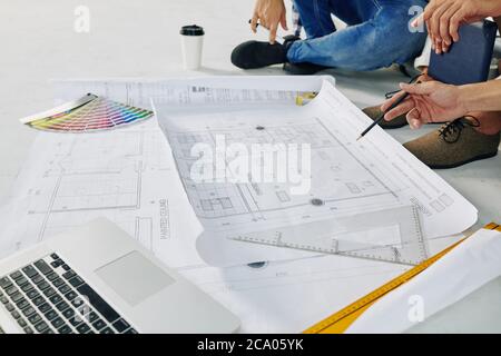 Nahaufnahme Bild von Bauingenieuren diskutieren Haus Blaupause beginnen Arbeiten Stockfoto