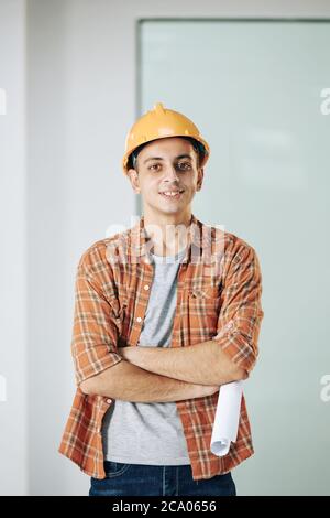 Porträt eines gutaussehenden jungen Bauarbeiters aus dem Nahen Osten in Hardnat- und Kard-Hemd Stockfoto
