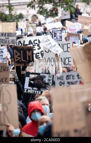 Riesige Menschenmassen versammeln sich und zeigen Schilder und Banner auf dem protestmarsch von Black Lives Matter uk in London, England Stockfoto