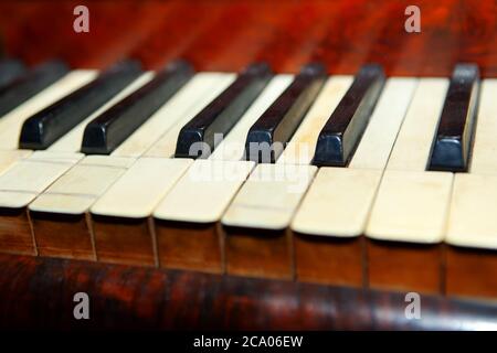 Alte Klaviertastatur aus Elfenbein Stockfoto