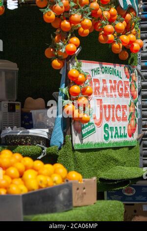 Orangensaftstand, der frisch zubereiteten Orangensaft verkauft. Camden London Stockfoto