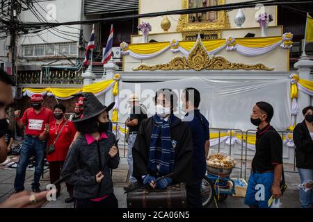 Bangkok, Thailand. August 2020. Prodemokratische Demonstranten, die als Zauberer verkleidet sind, stehen auf dem Bürgersteig gegenüber dem Democracy Monument während eines Harry Potter-Protestes in Bangkok, Thailand, Montag, 3. August 2020. Der prodemokratische Protest trug den Titel "Gießen des Patronus-Charms zum Schutz der Demokratie", Teil einer Reihe von Protesten in den letzten Wochen. Die Proteste sind seit Februar wegen des COVID-19 Ausbruchs eingestellt, aber Thailand hat in mehr als zwei Monaten keine neuen lokalen Übertragungen mehr registriert und die pro-demokratischen Zusammenkünfte beginnen wieder an Dynamik zu gewinnen. (Bild: © Andre Stockfoto