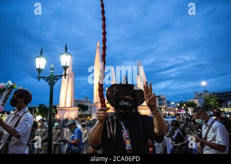 Bangkok, Thailand. August 2020. Ein pro-demokratischer Protestler hält einen 'Zauberstab' auf dem Bürgersteig gegenüber dem Democracy Monument während eines Harry Potter-Protestes in Bangkok, Thailand, Montag, 3. August 2020. Der prodemokratische Protest trug den Titel "Gießen des Patronus-Charms zum Schutz der Demokratie", Teil einer Reihe von Protesten in den letzten Wochen. Die Proteste sind seit Februar wegen des COVID-19 Ausbruchs eingestellt, aber Thailand hat in mehr als zwei Monaten keine neuen lokalen Übertragungen mehr registriert und die pro-demokratischen Zusammenkünfte beginnen wieder an Dynamik zu gewinnen. (Bild: © Andre Maler Stockfoto