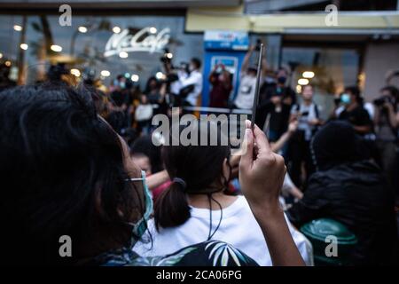 Bangkok, Thailand. August 2020. Prodemokratische Demonstranten halten auf dem Bürgersteig gegenüber dem Democracy Monument während eines Harry Potter-Protestes in Bangkok, Thailand, Montag, 3. August 2020, Stäbchen auf. Der prodemokratische Protest trug den Titel "Gießen des Patronus-Charms zum Schutz der Demokratie", Teil einer Reihe von Protesten in den letzten Wochen. Die Proteste sind seit Februar wegen des COVID-19 Ausbruchs eingestellt, aber Thailand hat in mehr als zwei Monaten keine neuen lokalen Übertragungen mehr registriert und die pro-demokratischen Zusammenkünfte beginnen wieder an Dynamik zu gewinnen. (Bild: © Und Stockfoto