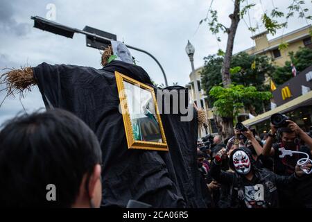 Bangkok, Thailand. August 2020. Ein Strohbildnis mit einem VoldemortÃs-Gesicht - das den derzeitigen Premierminister Prayut Chan-O-Cha symbolisieren soll - wird auf dem Bürgersteig gegenüber dem Demokratie-Denkmal während eines Harry Potter-Protestes in Bangkok, Thailand, am Montag, 3. August 2020, getragen. Der prodemokratische Protest trug den Titel "Gießen des Patronus-Charms zum Schutz der Demokratie", Teil einer Reihe von Protesten in den letzten Wochen. Seit Februar sind die Proteste wegen des COVID-19-Ausbruchs eingestellt, aber Thailand hat in mehr als zwei Monaten und der pro-demokratischen Bewegung keine neuen lokalen Übertragungen registriert Stockfoto