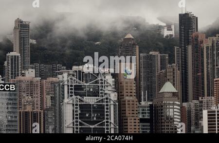 Hongkong, CHINA. August 2020. Ansicht des HSBC Headquarters ( links ) und des Standard Chartered Bank Headquarters ( rechts ) im Finanzzentrum in Central.Aug-3, 2020 Hong Kong.ZUMA/Liau Chung-ren Credit: Liau Chung-ren/ZUMA Wire/Alamy Live News Stockfoto