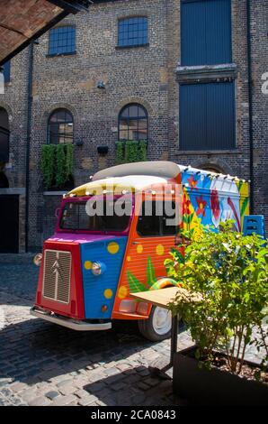Mehrfarbige vintage Citroen van in Camden Markt geparkt. London, England, Großbritannien Stockfoto