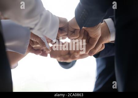 Unternehmer stellen Fäuste zusammen, um erfolgreiche Startup-Nahaufnahmehände zu feiern Stockfoto