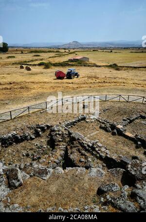 Panoramablick auf die Ruine der Gebäude rund um den Nuraghe Santu Antine in der Nähe von Torralba, auf Sardinien Stockfoto