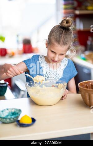 Junges Mädchen macht, einfach zuzubereiten und gesund, hausgemachte Osterkuchen - während des Aufenthalts zu Hause Stockfoto