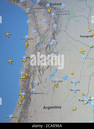 Flugverkehr über Chile, Bolivien, Argentinien, Paraguay (03. august 2020, UTC14.52) im Internet mit Flightradar 24 Webseite, während der Coronavirus Pandemie Stockfoto