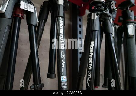 Krasnojarsk, Russland, 20. Juni 2020: Manfrotto-Stative auf der Theke eines Fotospeichers. Stockfoto