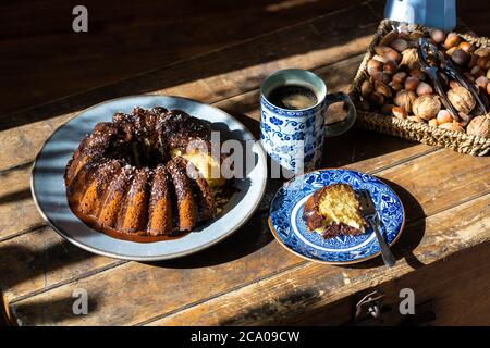 Köstliche Osterkuchen, Korb mit Nüssen und heißem Kakao auf alten, dunklen Holztisch - perfekt einfach Morgen während des Aufenthalts zu Hause. Stockfoto