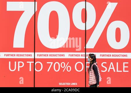 OXFORD STREET LONDON, GROSSBRITANNIEN - 3. AUGUST 2020. Einkäufer mit Gesichtsbezügen, die vor dem Kaufhaus Selfridges Schlange stehen, wie berichtet wird, ist die Anzahl der Kunden gesunken, seit es seit dem 24. Juli in England obligatorisch wurde, Gesichtsbezüge in Geschäften zu tragen, um die Ausbreitung des Covid-19-Coronavirus zu stoppen. Kredit: amer ghazzal/Alamy Live Nachrichten Stockfoto