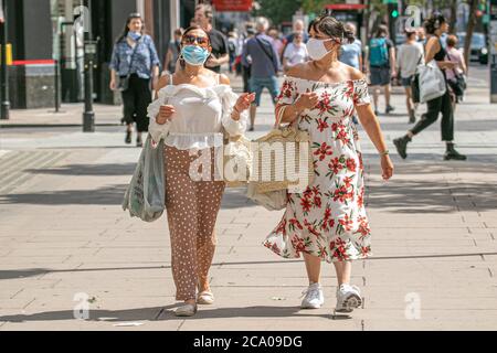 OXFORD STREET LONDON, GROSSBRITANNIEN - 3. AUGUST 2020. Einkäufer mit Gesichtsbezügen, die vor dem Kaufhaus Selfridges Schlange stehen, wie berichtet wird, ist die Anzahl der Kunden gesunken, seit es seit dem 24. Juli in England obligatorisch wurde, Gesichtsbezüge in Geschäften zu tragen, um die Ausbreitung des Covid-19-Coronavirus zu stoppen. Kredit: amer ghazzal/Alamy Live Nachrichten Stockfoto