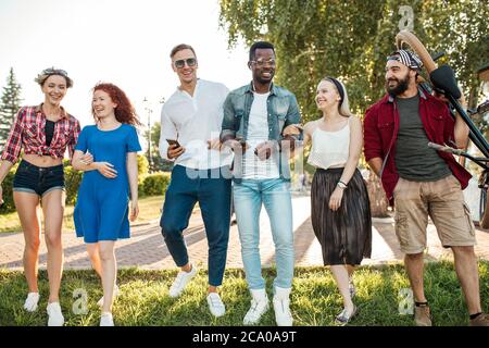 Freizeit, Urlaub, Freundschaft und Jugendkonzept. Glückliche multirassische Freunde in lässiger Sommerkleidung gekleidet verbringen ihre Wochenenden in städtischen recreatio Stockfoto