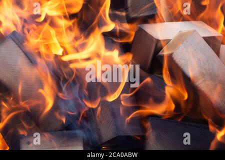 Brennholz in der Kamin-Nahaufnahme, glühende Protokolle, Feuer und Flammen brennen Stockfoto