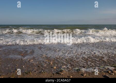 Malerische Meereslandschaft, Wellenweißer Schaum. Natürliche Wellen und Strand. Stockfoto