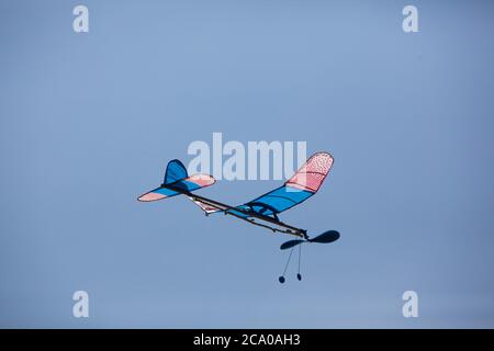 Gummi angetriebenen Segelflugzeug fliegen in den Himmel. Modellflugzeug. Stockfoto