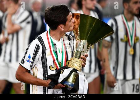 Turin, Italien - 01. August, 2020: Paulo Dybala von Juventus FC feiert Küsse die Trophäe während der Preisverleihung für Serie A 2019-2020 Titel (scudetto) am Ende der Serie A Fußballspiel zwischen Juventus FC und AS Roma. Juventus FC gewann den 9. Titel der Serie A in Folge. Kredit: Nicolò Campo/Alamy Live Nachrichten Stockfoto