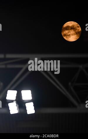 Genua, Italien - 02. August, 2020: Der Mond wird während der Serie A Fußballspiel zwischen Genua FC und Hellas Verona gesehen. Genua CFC gewann 3-0 gegen Hellas Verona. Kredit: Nicolò Campo/Alamy Live Nachrichten Stockfoto