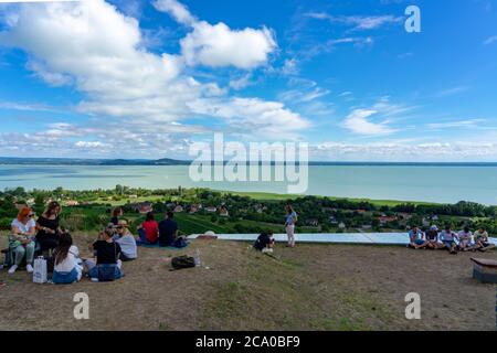20.07.2018 - Badacsony, Ungarn : Leute, die Picknick über Laposa Weinrestaurant hoch oben mit einem schönen Blick auf den Plattensee Stockfoto